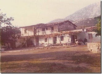 To  χάνι  του  Δ.Καραπιστόλη - Ντακουίνου , που κατά  την  Τουρκοκρατία  λεγόταν  του   Σκορδά  το  χάνι μ άγνωστο  γιατί , ίσως  κάποιος  ιδιοκτήτης  να λεγόταν  Σκορδάσς . Η φωτογραφία  είναι  βγαλμένη  στα  1973 .